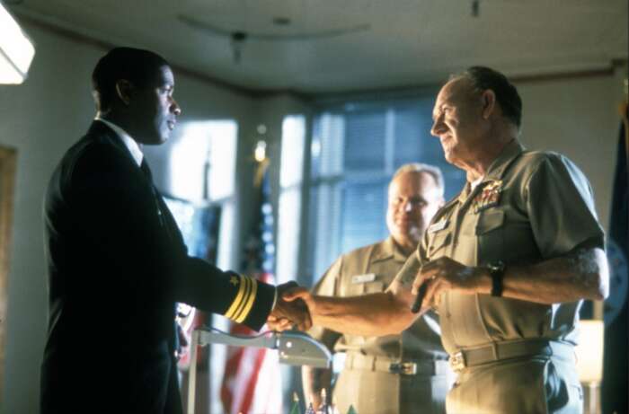 Still aus „Crimson Tide“: Hunter (Denzel Washington) schüttelt Ramsey (Gene Hackman) die Hand.