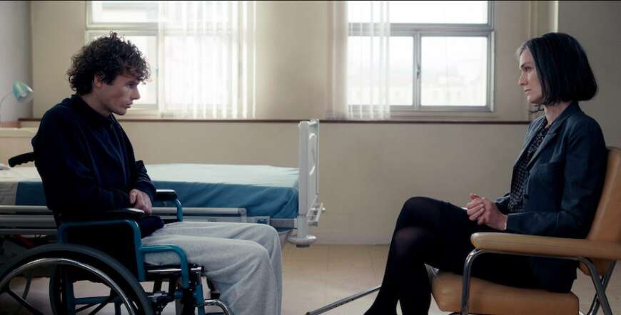 Still aus „Der Patient“: Thomas, ein junger Mann im Rollstuhl, sitzt der Therapeutin Anna gegenüber.