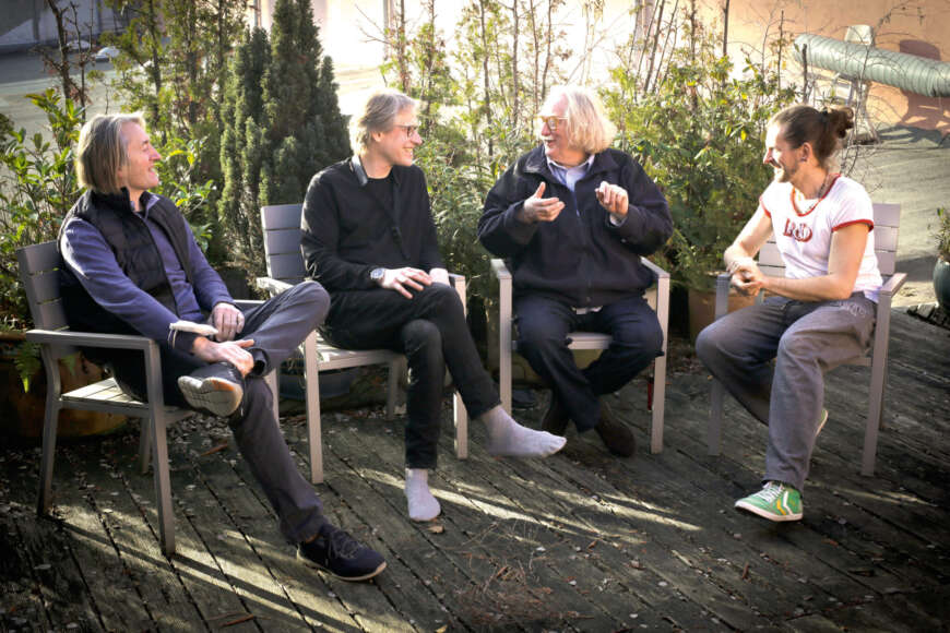 Jasper van’t Hof und das Paul Heller Trio auf Stühlen im Garten sitzend