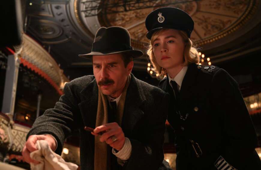 Sam Rockwell und Saoirse Ronan als Polizistin in einem Theater