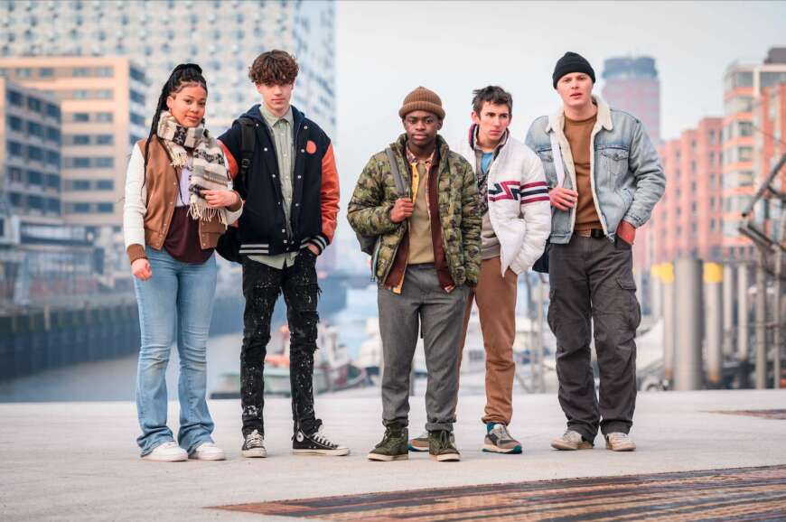 Fünf Jugendliche stehen in der Hamburger Hafencity
