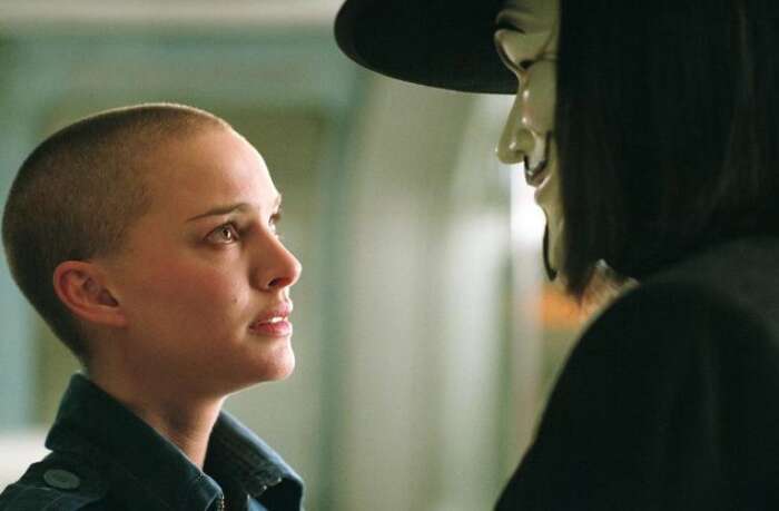 Still aus „V wie Vendetta“: Evey (Natalie Portman) sieht sich V (Hugo Weaving) gegenüber.
