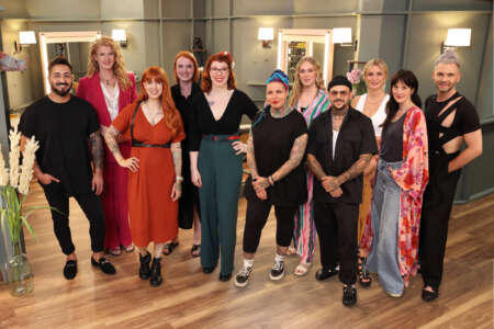 Das Kölner Salonteam steht zusammen und guckt lächelnd in die Kamera. Von links: Hamid, Veit Alex, Jana, Jule, Mo, Krystin, Isabelle, Kosta, Selina, Meike und Daniel