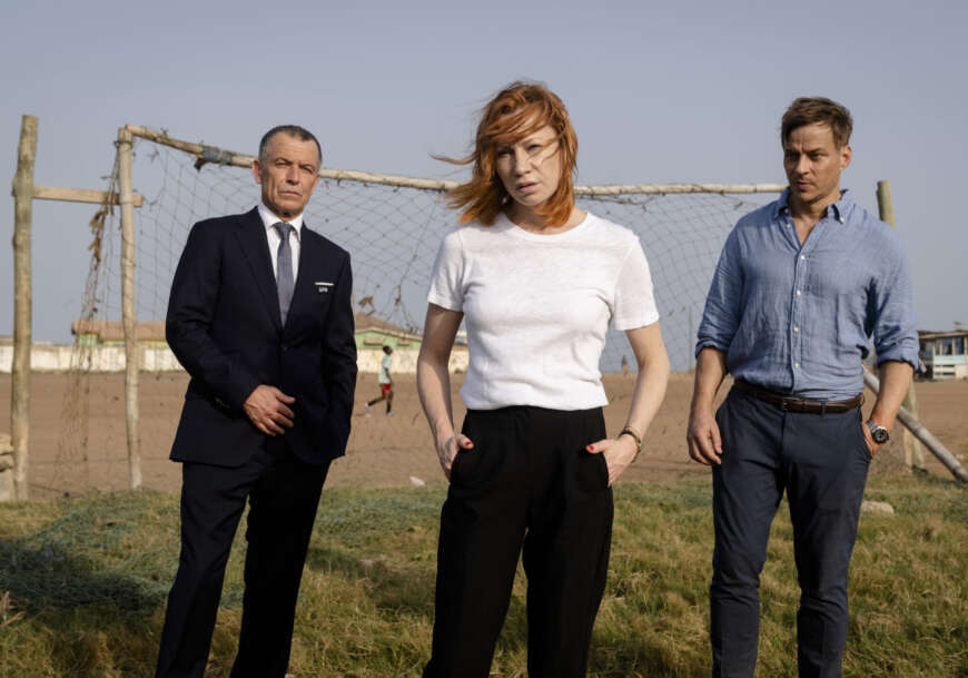 Strafverteidigerin Lea Brandstätter (Birgit Minichmayr) zwischen Präsident der World Football Association (WFA) Jean Leco (Raymond Thiry) und Richard Felgenbauer (Tom Wlaschiha).