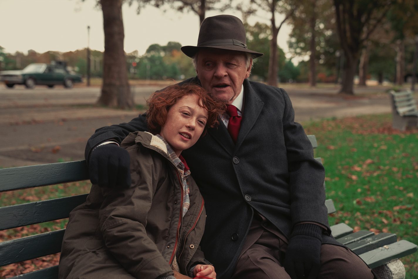 Anthony Hopkins und Michael Banks Repeta sitzen auf einer Bank