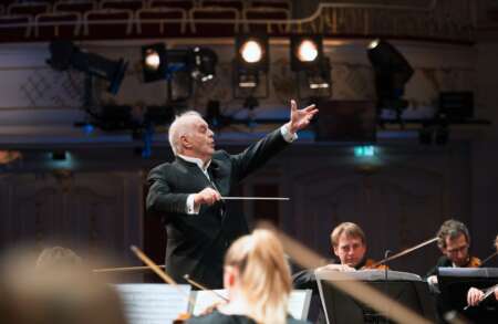 Der Dirigent Daniel Barenboim hebt einen Arm