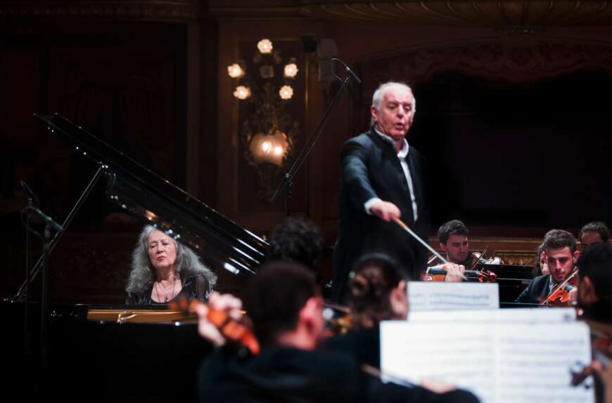 Daniel Barenboim dirigiert das Daniel Barenboim und Martha Argerich am Klavier.West-Eastern Divan Orchestra.