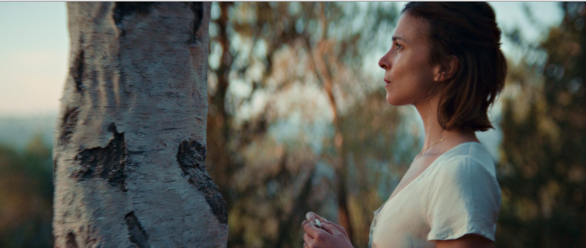 Aylin Tezel steht vor einer Birke in dem Film Der Russe ist einer, der Birken liebt