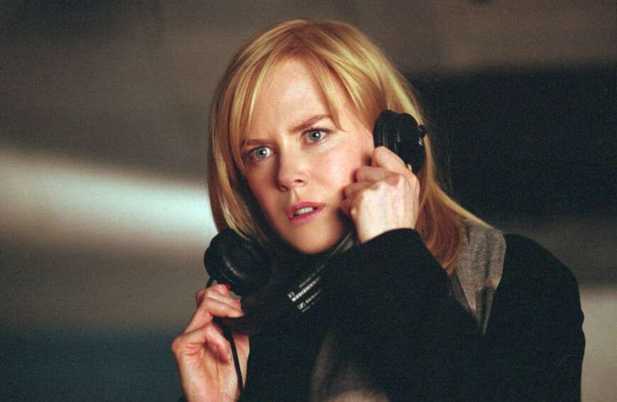 "Die Dolmetscherin": Silvia Broome (Nicole Kidman) hält sich eine Seite des Kopfhörers ans Ohr und schaut erschrocken.