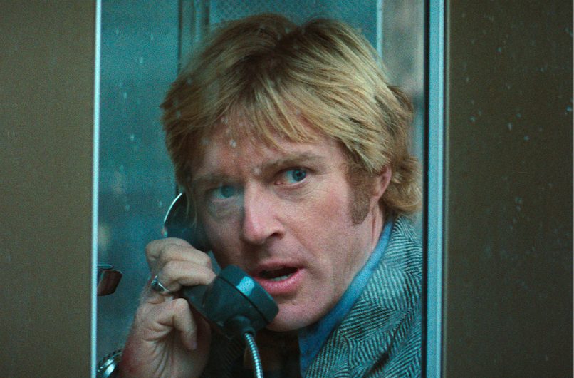 Still aus „Die drei Tage des Condor“: Robert Redford hält einen Telefonhörer an sein Ohr, er sieht erschrocken aus.