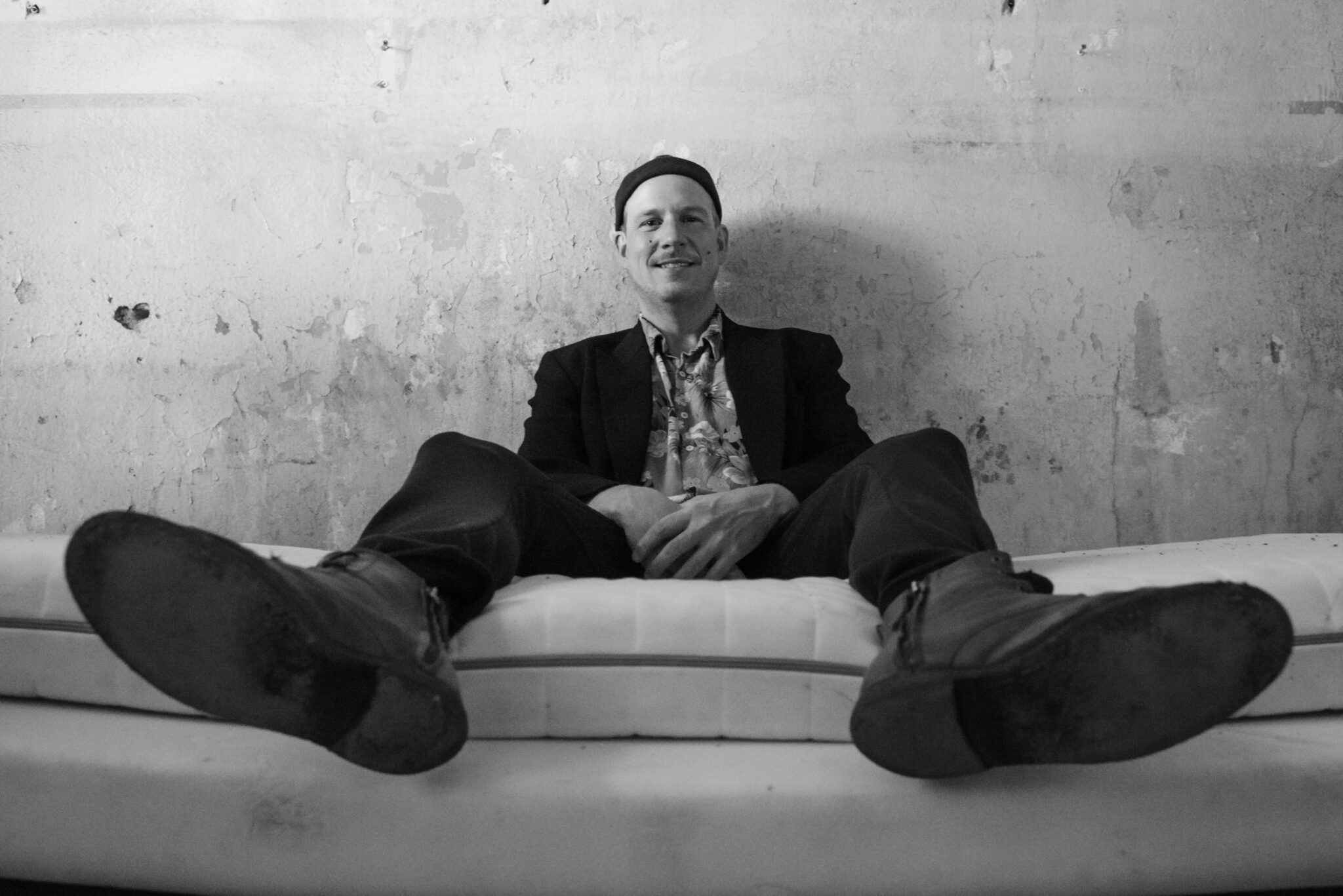 Amount Portraitfoto breitbeinig sitzend in sw