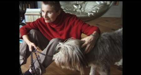 Elfriede Jelinek spielt mit ihrem Hund