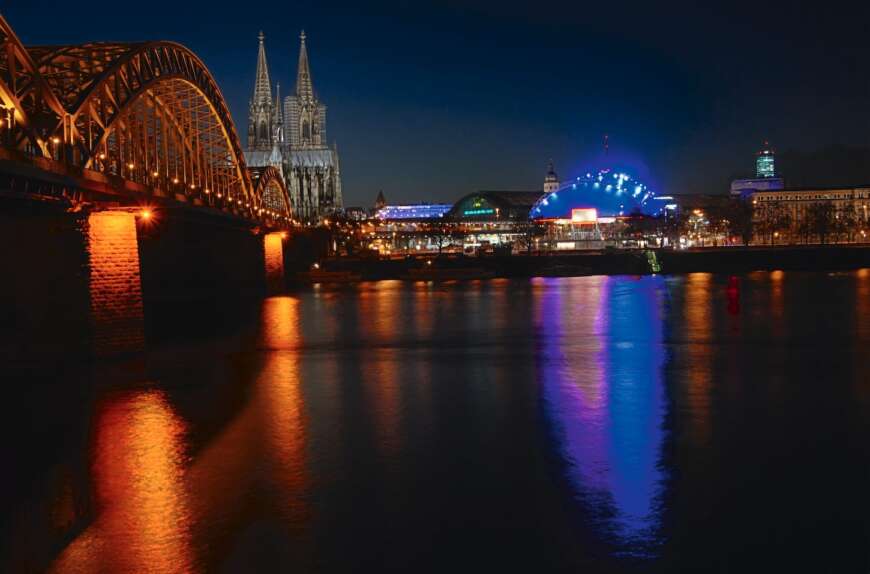 Die Stadt Köln mit dem Dom und der Hohenzollernbrücke bei Nacht