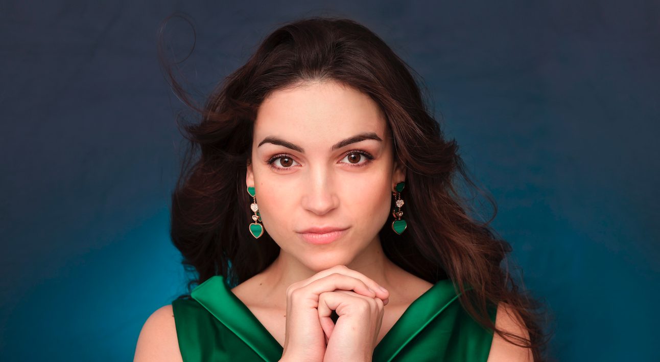 Die Pianistin Olga Scheps hat die Hände auf das Kinn gestützt