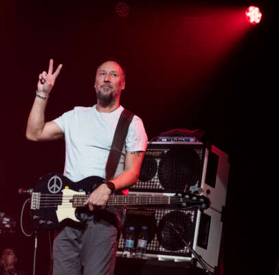 Claus Fischer beim Konzert auf der Bühne, macht Victory-Zeichen
