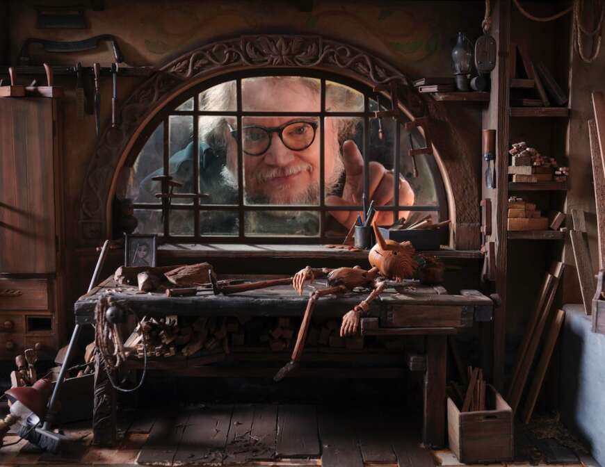 Guillermo del Toro guckt am Set von „Pinocchio“ durch ein Fenster
