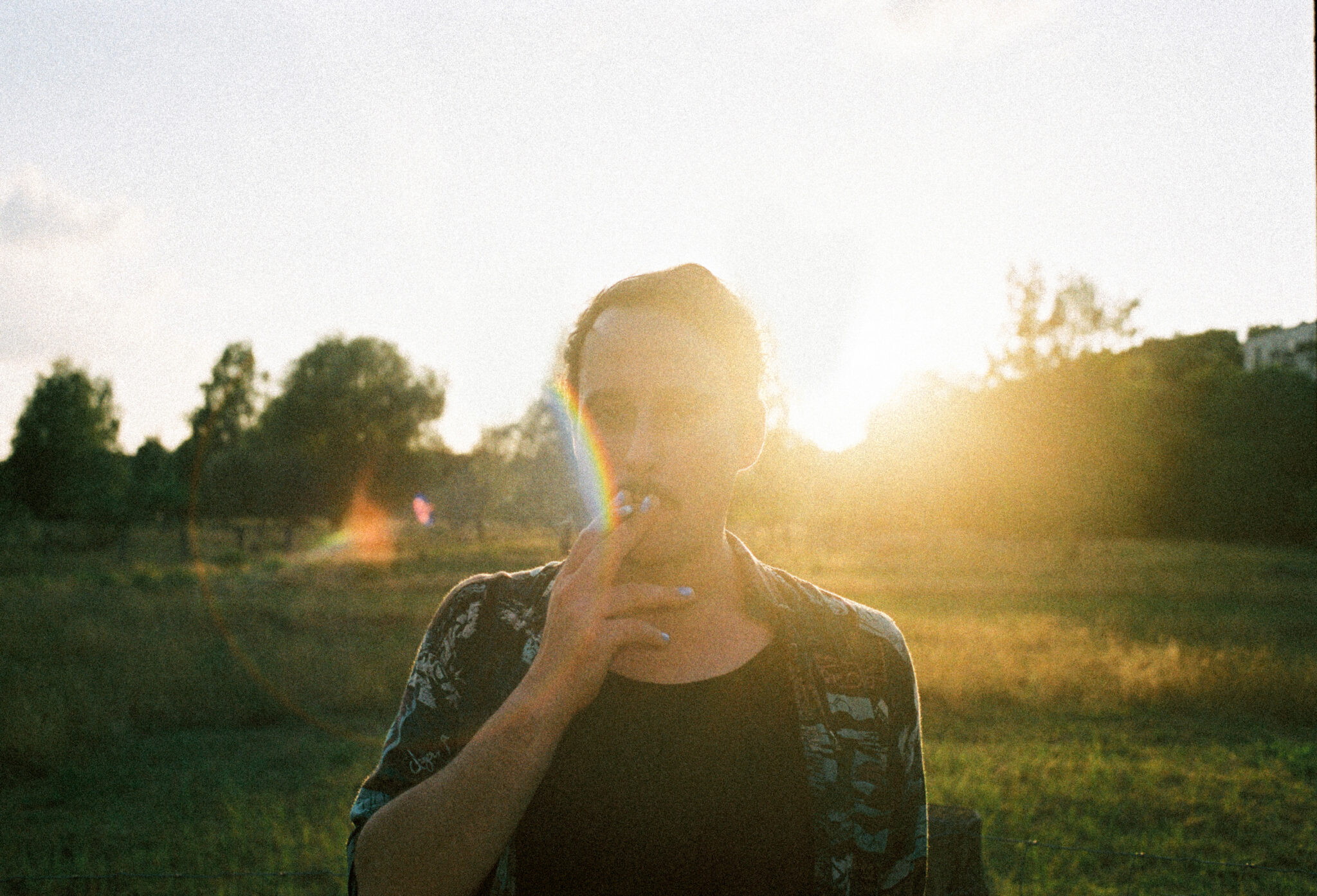 Portraitfoto Rampue rauchend im Sonnenuntergang
