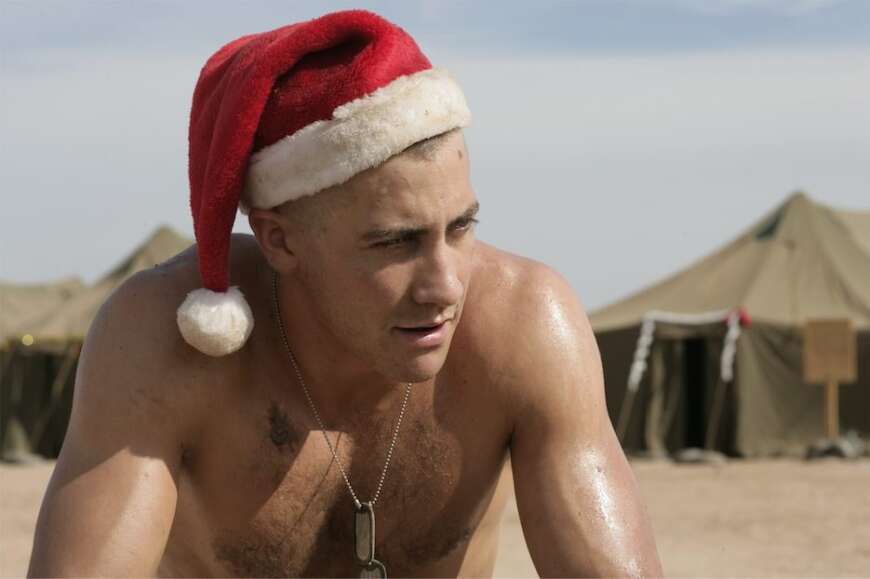 Still aus "Jarhead": Anthony Swofford (Jake Gyllenaal) ist in der Nahaufnahme zu sehen. Er hat sich nach vorn gebeugt und trägt nichts außer einer Weihnachtsmütze. Er blickt ins Leere.