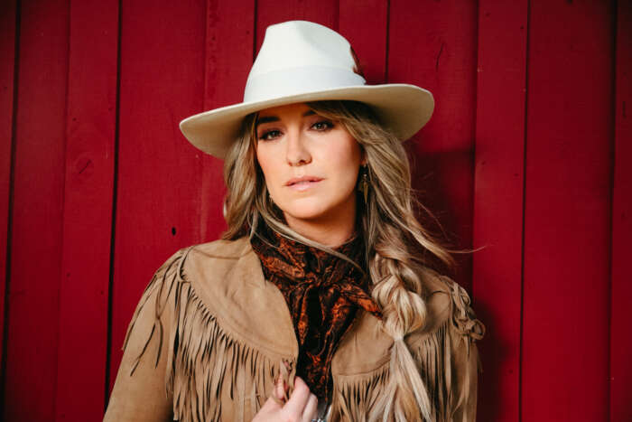 Portraitfoto Lainey Wilson mit Cowboyhut