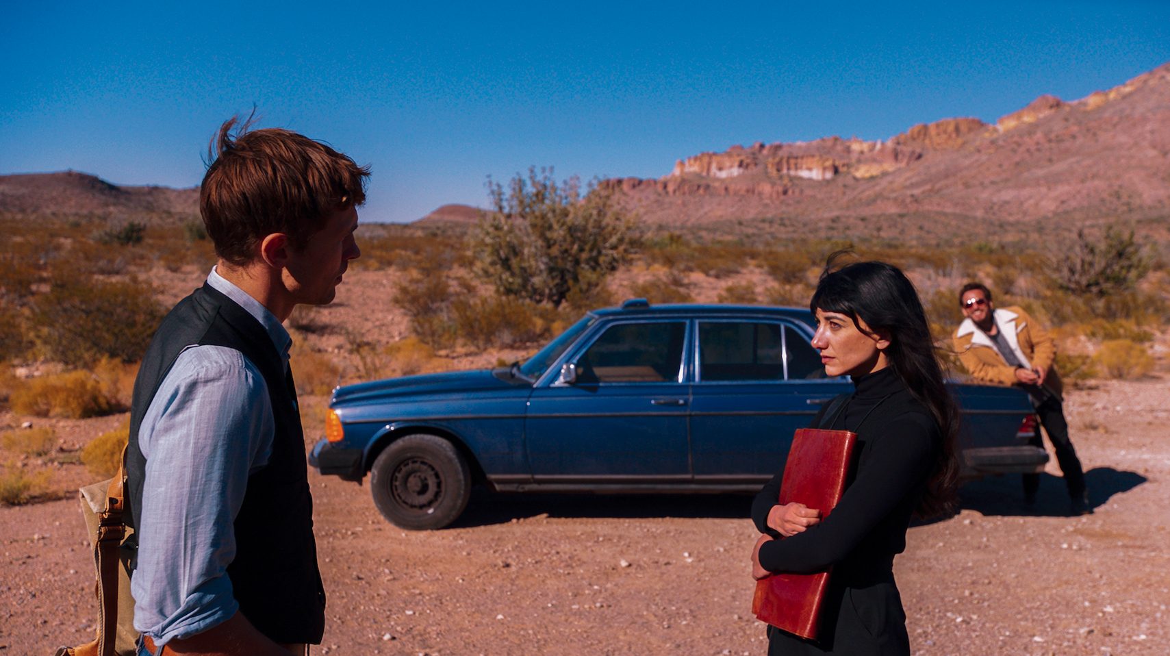 Eine Szene aus dem Film Land of Dreams mit Sheila Vand und Matt Dillon
