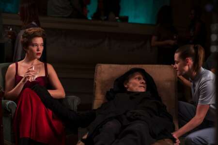 Léa Seydoux, Viggo Mortensen und Kristen Stewart in dem Film Crimes of the Future