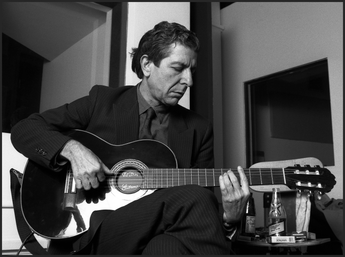 Leonard Cohen spielt Gitarre