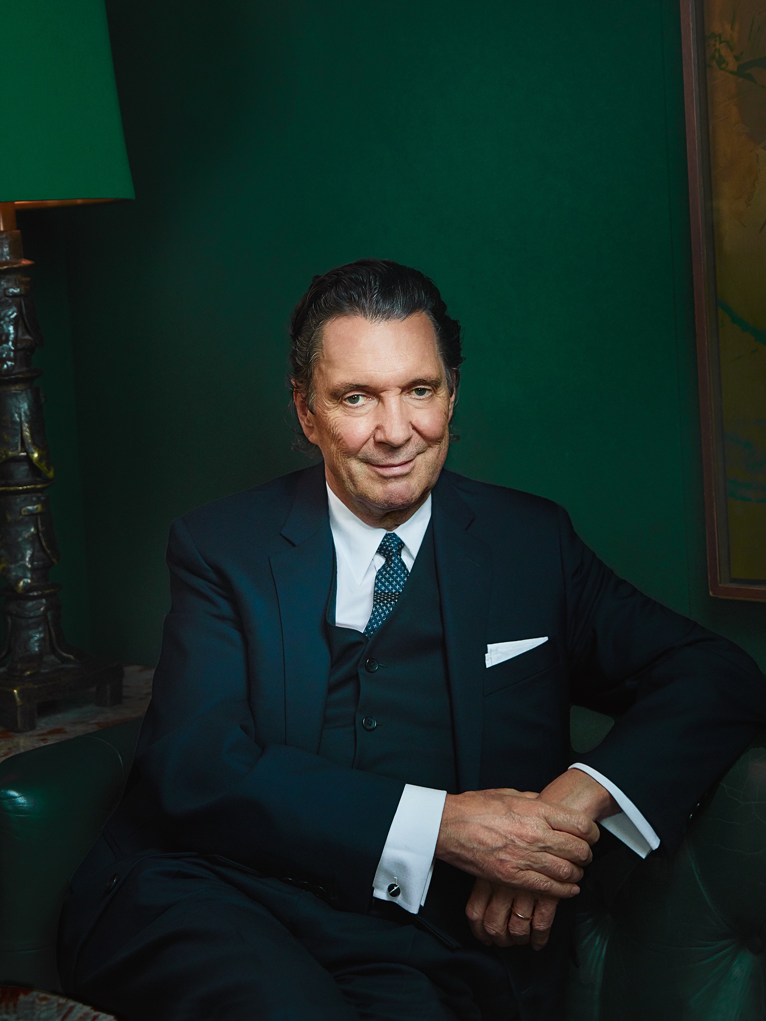 Portraitfoto Martin Suter, sitzend, im Anzug