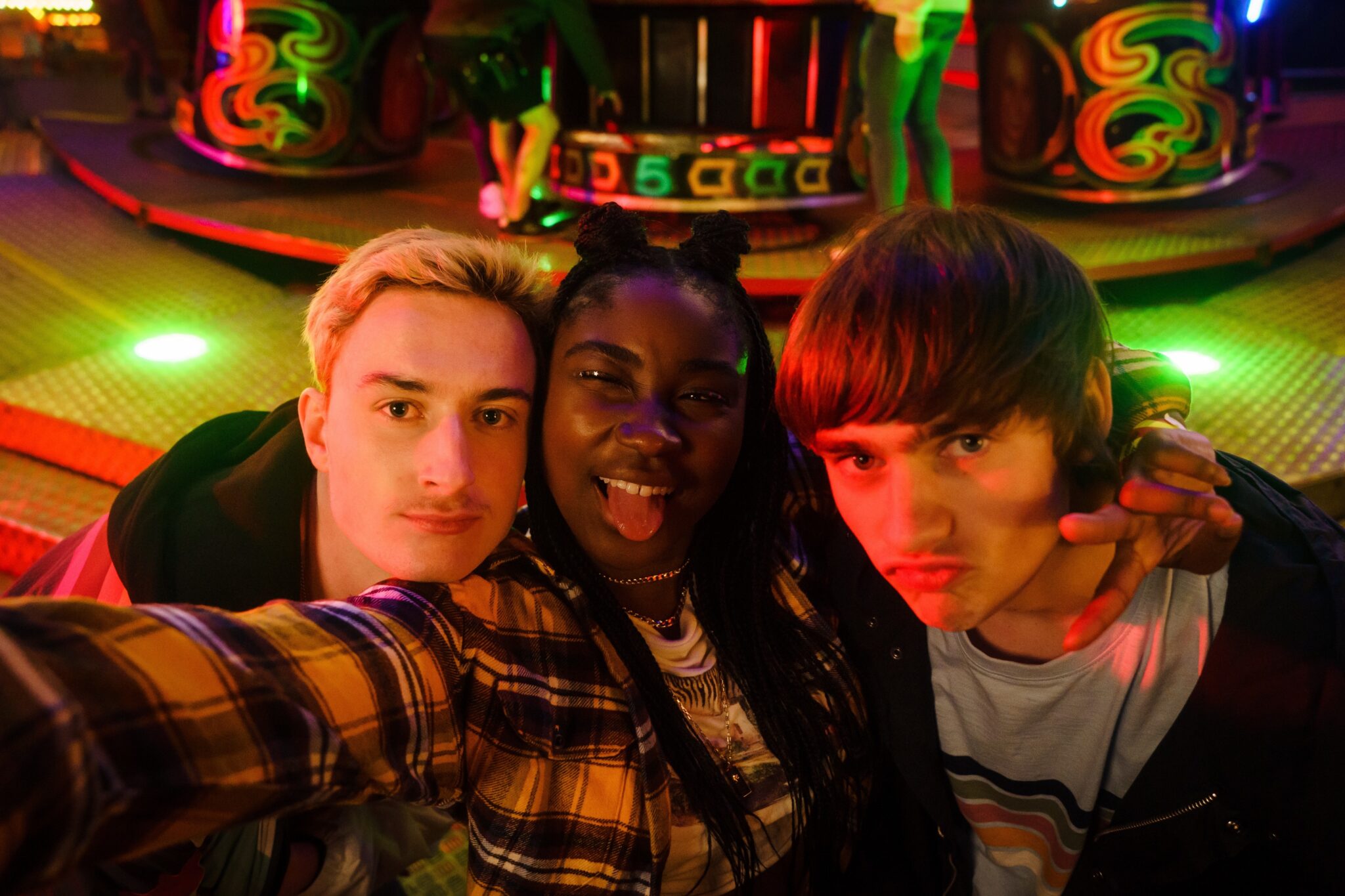 Obwohl sie so unterschiedlich sind, sind Jonny (Eden H. Davies, l.), Neve (Lauryn Ajufo, M.) und Louis (Spike E. Fearn, r.) beste Freunde.