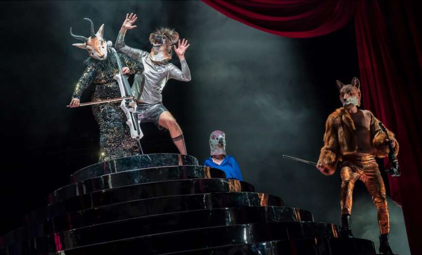 Die Darsteller des Theaterstückes „Die Rache der Fledermaus“ in Tierkostümen auf der Bühne.