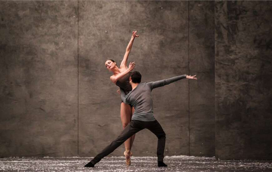Zwei Balletttänzer tanzen zu „Winterreise“ von Franz Schubert