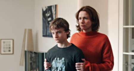 Claude Albert Heinrich und Adina Vetter als Mutter und Sohn in dem Film Wir sind dann wohl die Angehörigen