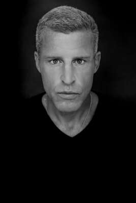 Portraitfoto Benjamin von Stuckrad-Barre, der ab April 2023 mit einem neuen Roman auf große Lesereise geht