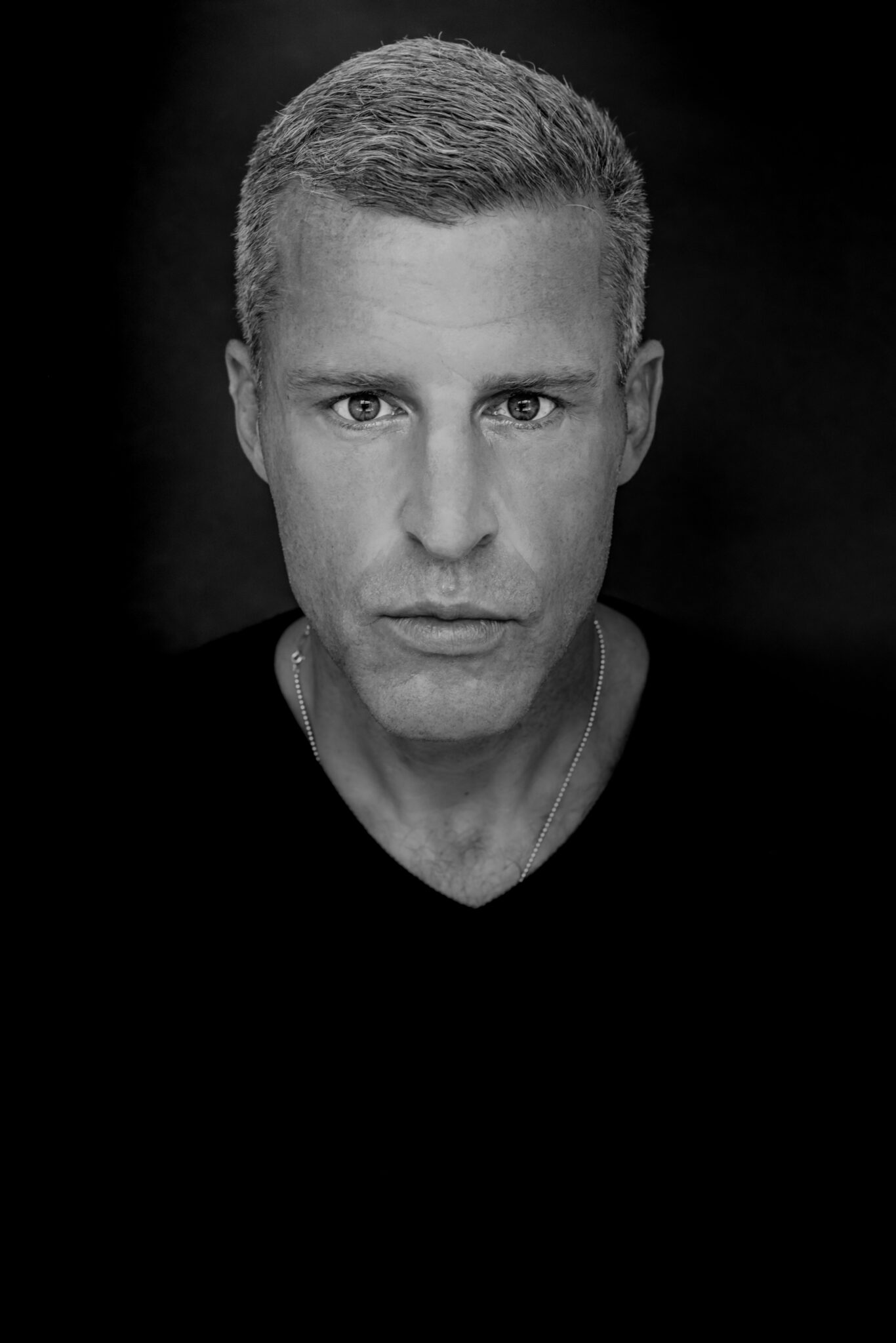 Portraitfoto Benjamin von Stuckrad-Barre, der ab April 2023 mit einem neuen Roman auf große Lesereise geht