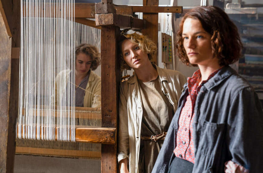 „Die neue Zeit“ auf Arte: Dörte (Anna Maria Mühe, l.) und Gunta (Valerie Pachner, r.) stehen in der Werkstatt.