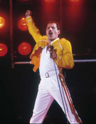 Freddie Mercury steht au„Queen forever“ porträtiert Freddie Mercury, die Rampensau – geboren für die Bühne.f einer Bühne.
