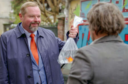 Der Notar Philippe (l.) hat einen Goldfisch gekauft, dieser ist seinem besten Freund Olivier (r.) jedoch nicht ganz geheuer.