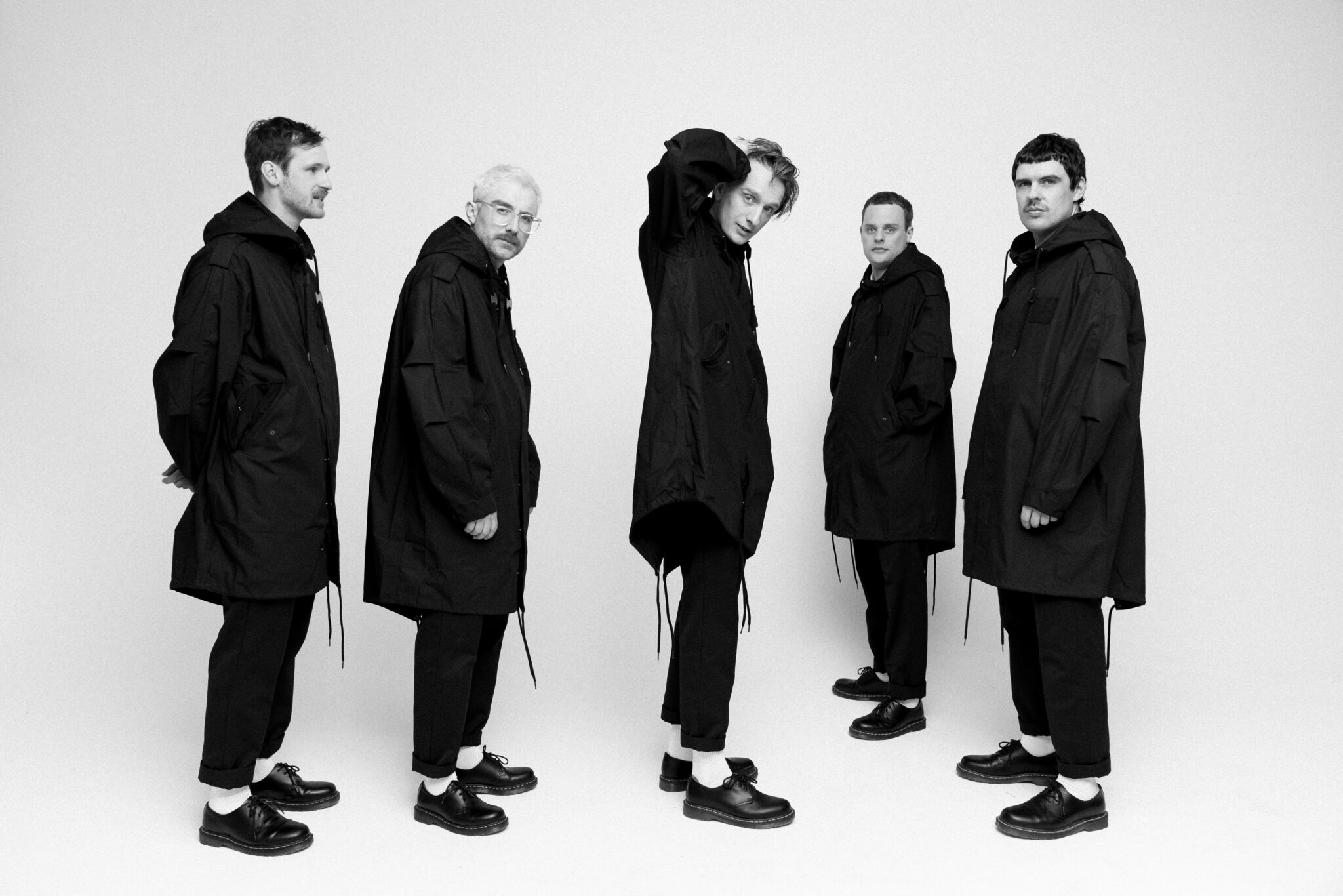 Klub-Highlights: Kraftklub. Alle BAndmitglieder stehen nebeneinander