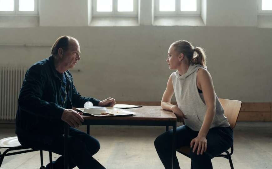 "Sarah Kohr - Irrlichter": Anton Mehringer (Herbert Knaup) und Sarah Kohr (Lisa Maria Potthoff) sitzen sich an einem Tisch gegenüber.