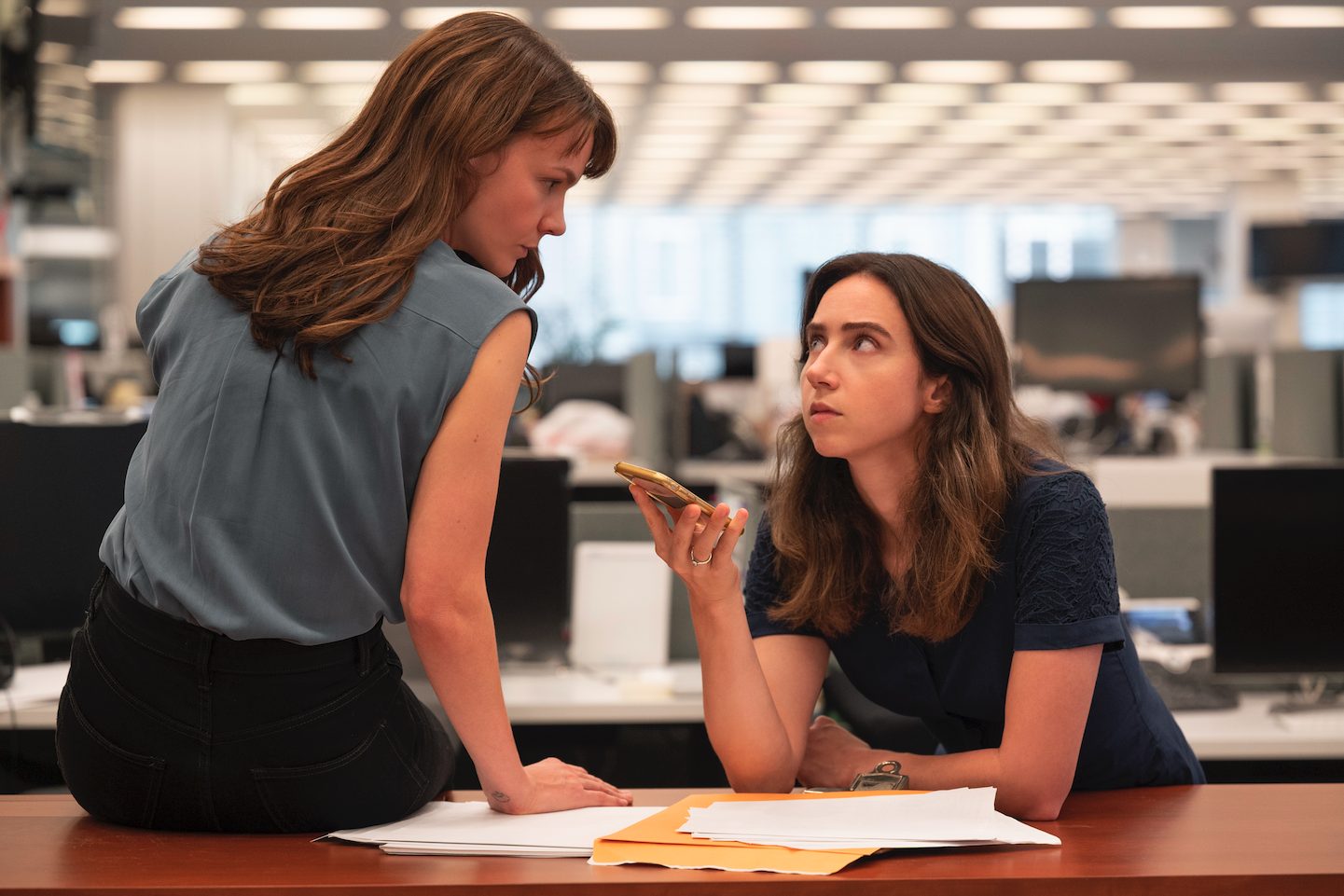 She said von Maria Schrader: Carey Mulligan und Zoe Kazan sitzen an einem Schreibtisch