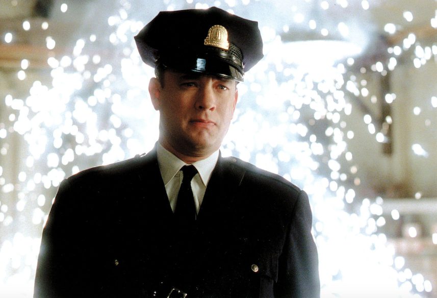 Still aus „The green Mile“: Paul Edgecomb (Tom Hanks) trägt seine Wärteruniform und schaut erschüttert, hinter ihm weiße Funken.