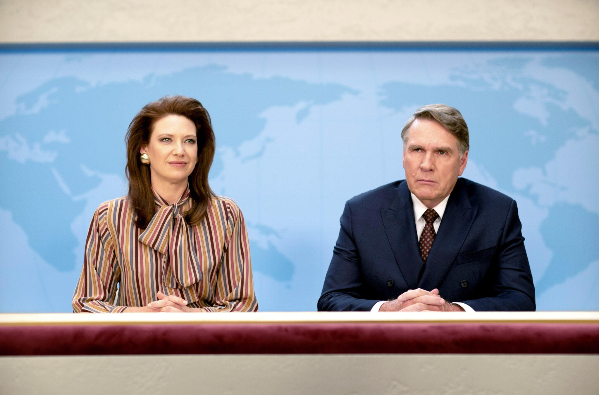 Australien 1986: Helen Norville (Anna Torv) und Geoff Walters (Robert Taylor) sind die Stars der Sendung „News at Six“.