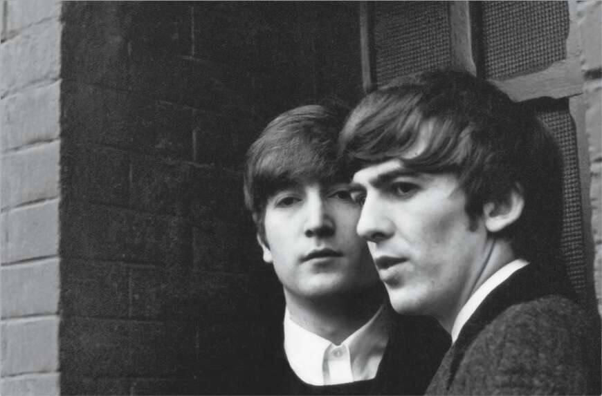Schwarz-Weiß-Foto aus „1964: Eyes of the Storm“: die Köpfe von John Lennon und George Harrison