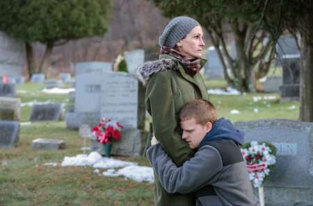 "Ben is Back": Ben (Lucas Hedges) kniet vor seiner stehenden Mutter Holly (Julia Roberts) und umarmt ihren Bauch. Im Hintergrund ein Friedhof.