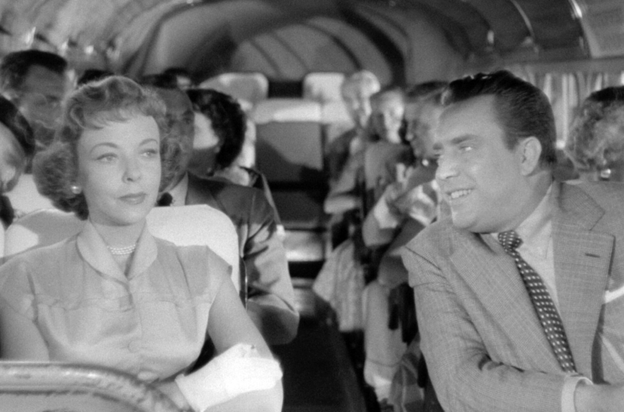 Zur ARTE-Sendung Der Mann mit zwei Frauen Bei einer Bustour in Los Angeles lernt Harry (Edmond OBrien) die interessante Phyllis (Ida Lupino) kennen. © Filmmakers Productions Foto: ARTE F Honorarfreie Verwendung nur im Zusammenhang mit genannter Sendung und bei folgender Nennung "Bild: Sendeanstalt/Copyright". Andere Verwendungen nur nach vorheriger Absprache: ARTE-Bildredaktion, Silke Wölk Tel.: +33 3 90 14 22 25, E-Mail: bildredaktion@arte.tv