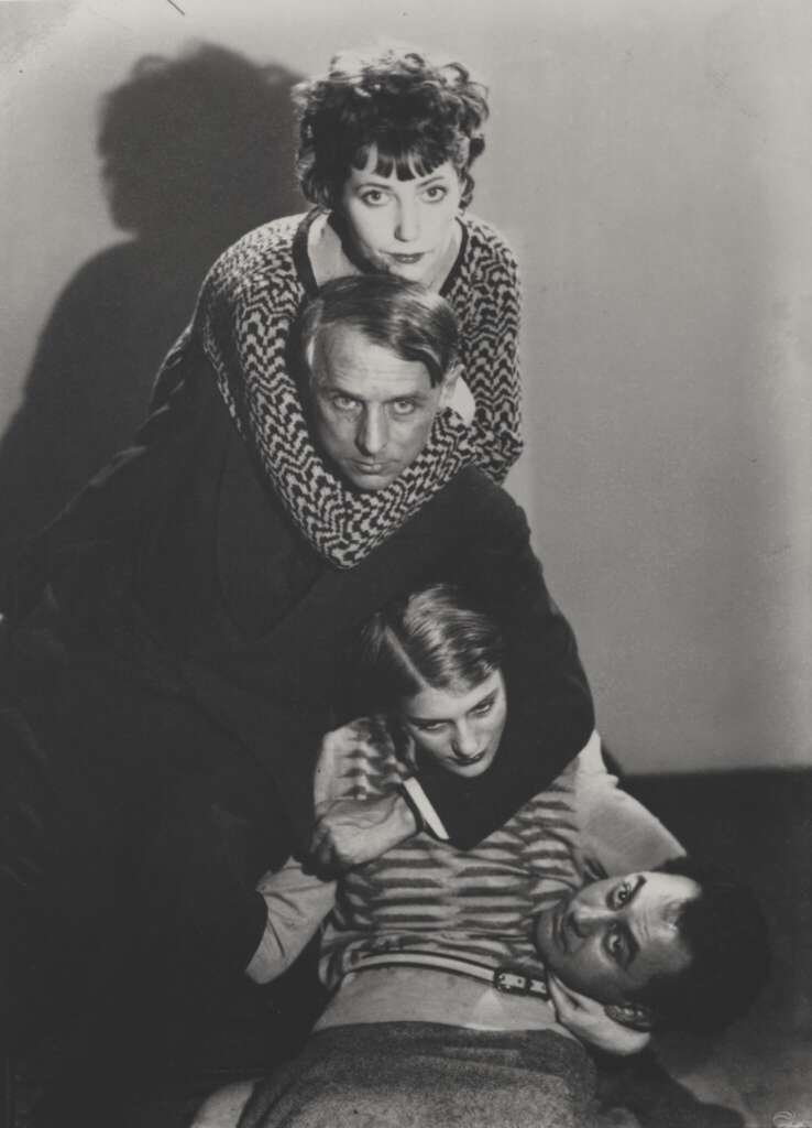 Marie-Berthe Aurenche, Max Ernst, Lee Miller und Man Ray umarmen sich.