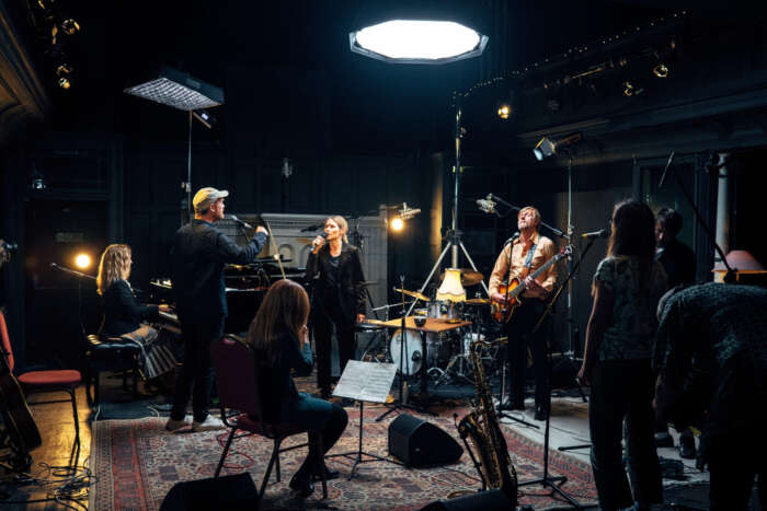 James Yorkston und Nina Persson bei Liveaufnahmen im Studio