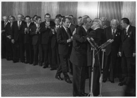 Leonid Breschnew und Erich Honecker küssen sich
