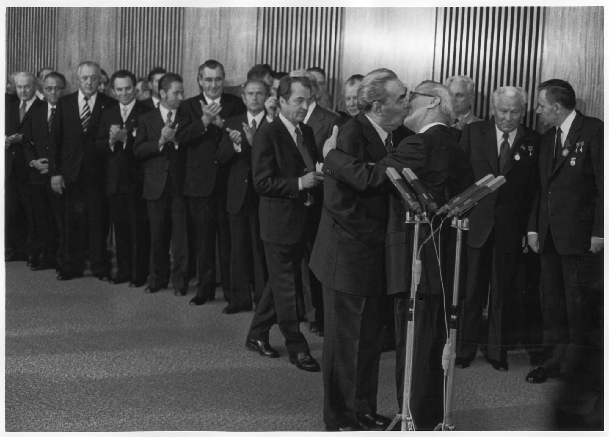 Leonid Breschnew und Erich Honecker küssen sich