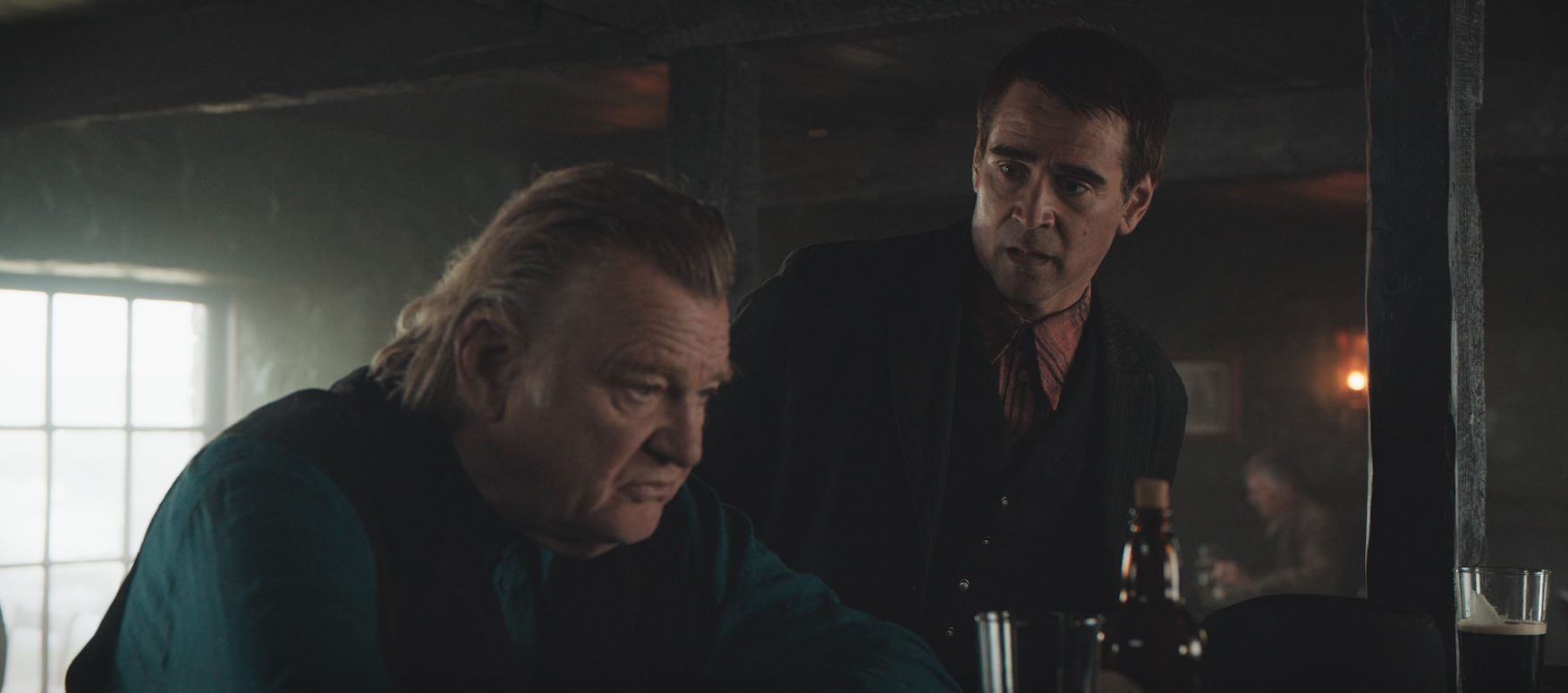 Brendan Gleeson und Colin Farrell stehen einer Bar.