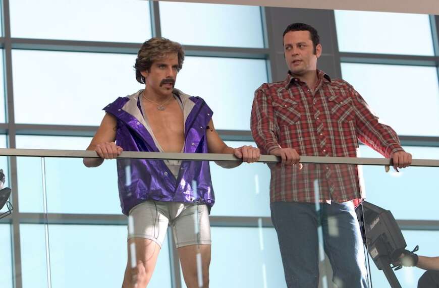 "Voll auf die Nüsse": White Goodman (Ben Stiller) und Peter La Fleur (Vince Vaughn) stehen nebeneinander an einem Geländer und schauen in die Ferne.